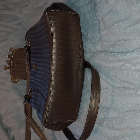 Gold Elephant clasp 3 compartment shoulder bag - Picture 7 of 7